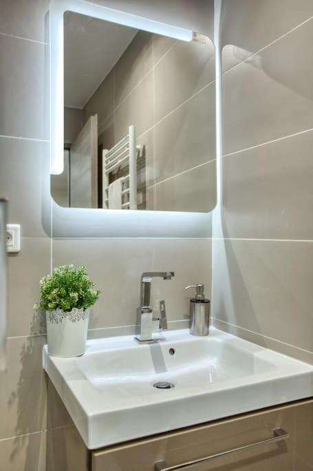 Amazing Apart New Bastille 3 Bedrooms 2 Bathrooms Paris Exterior foto